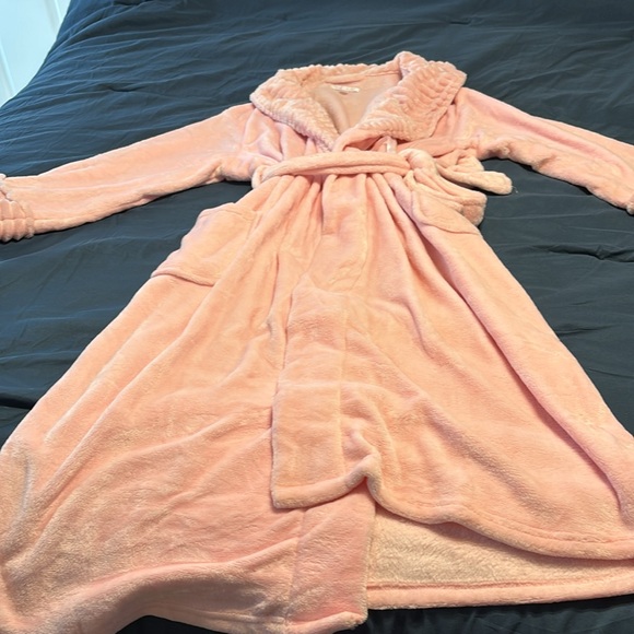 Soft Pink Robe - Picture 2 of 5